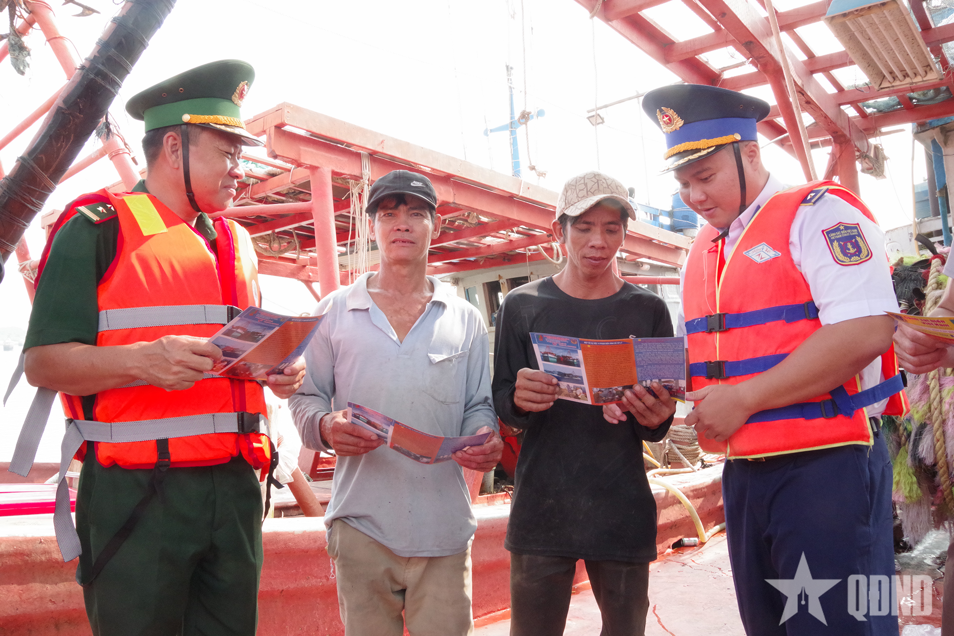 Phối hợp tuyên truyền chống IUU cho ngư dân